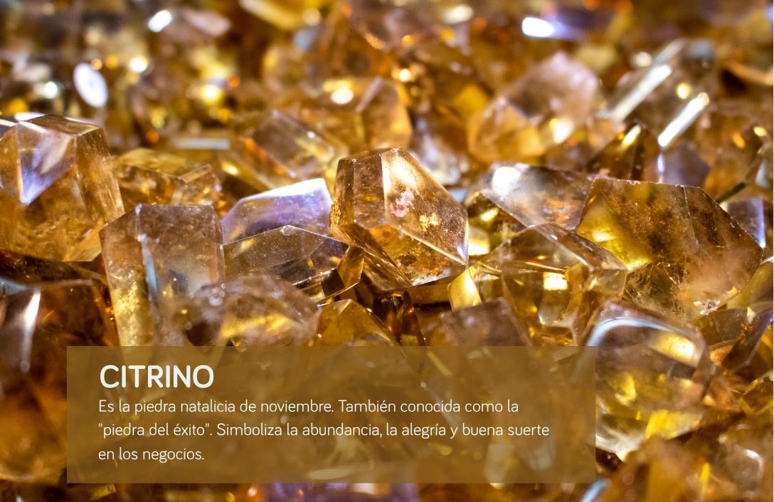 coleccion de citrinos en bruto apilados con colores naranjas vibrantes